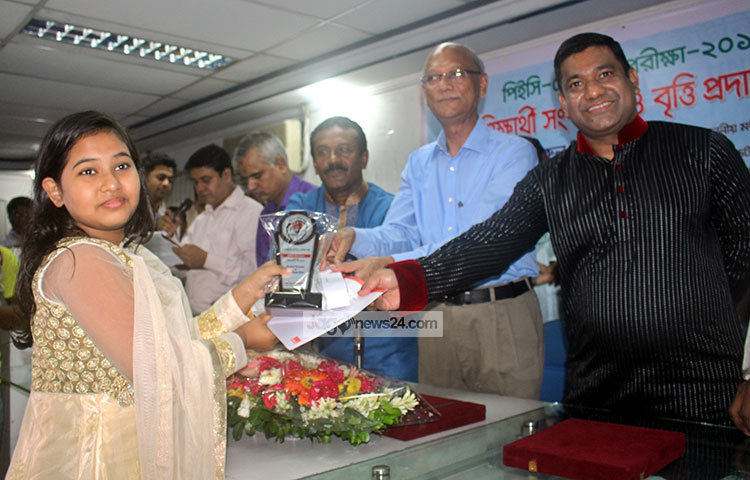 সংবর্ধনা প্রাপ্তদের মধ্যে প্রাথমিক শিক্ষা সমাপনী পরীক্ষার্থী ২৮ জন ও জুনিয়র স্কুল সার্টিফিকেট (জেএসসি) ১৮ জন শিক্ষার্থী ছিল। ছবি : বিপ্লব দিক্ষৎ