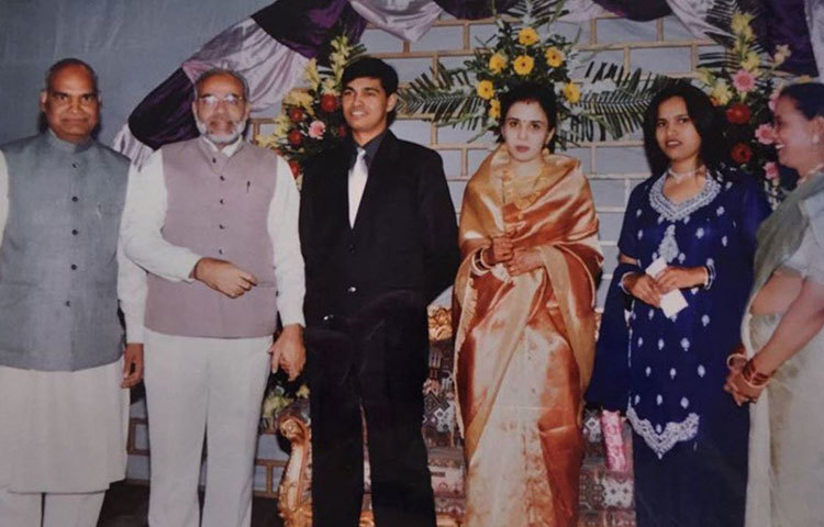 টুইটারে কোবিন্দের সঙ্গে ২০ বছরের পুরনো একটি ছবি পোস্ট করেছেন ভারতের প্রধানমন্ত্রী নরেন্দ্র মোদি।