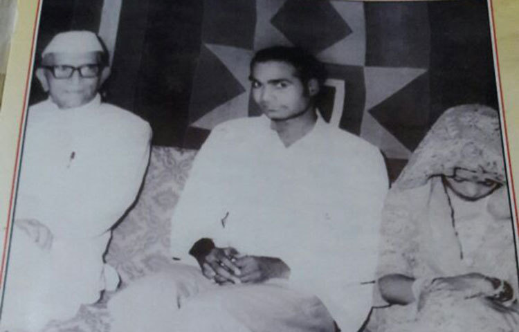 প্রয়াত প্রাক্তন প্রধানমন্ত্রী মোরারজি দেশাইয়ের সঙ্গে কোবিন্দ দম্পতি।