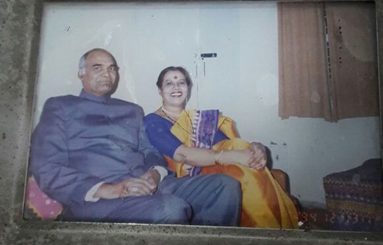 স্ত্রী সবিতার সঙ্গে রামনাথ কোবিন্দ। ভারতের নতুন এ রাষ্ট্রপতি তার উপর অর্পিত দায়িত্ব যথাযথভাবে পালন করবেন বলে প্রত্যয় ব্যক্ত করেছেন।