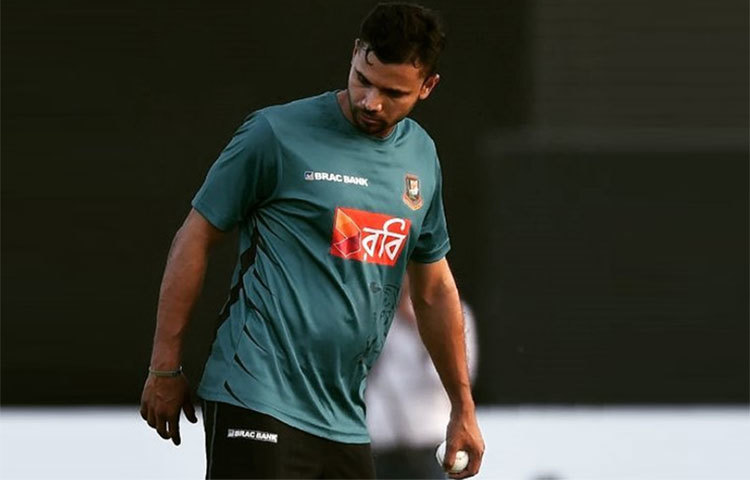 বোলিংয়ে মগ্ন মাশরাফি। বোলিংয়ের জাদু দিয়ে তারুণ্যের মাঝে উন্মাদনা ছড়িয়েছেন। এখনও মুগ্ধ করে যাচ্ছেন অগণন ক্রিকেটপ্রেমীদের।