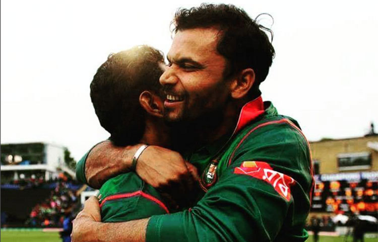 মাঠে উষ্ণ আলিঙ্গনে মাশরাফি বিন মর্তুজা। দেশের জন্য অনেক বিজয় এনেছেন তিনি। সেই সঙ্গে উপহার দিয়েছেন অনেক নৈপুণ্যে ভরপুর খেলা।