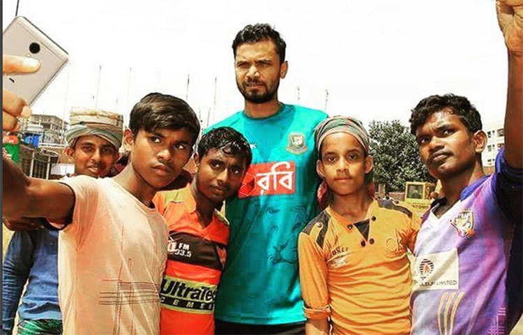 খুদে ভক্তদের সঙ্গে মাশরাফি। তাদের সঙ্গে ফেলফি তুলছেন। মাশরাফির কাছে ছোট-বড় সব ভক্তই সমান।