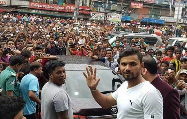 অসংখ্য ভক্তদের ভালোবাসায় সিক্ত হচ্ছেন মাশরাফি বিন মর্তুজা। ভক্তদের ভালোবাসা তার পথ চলার প্রেরণা।