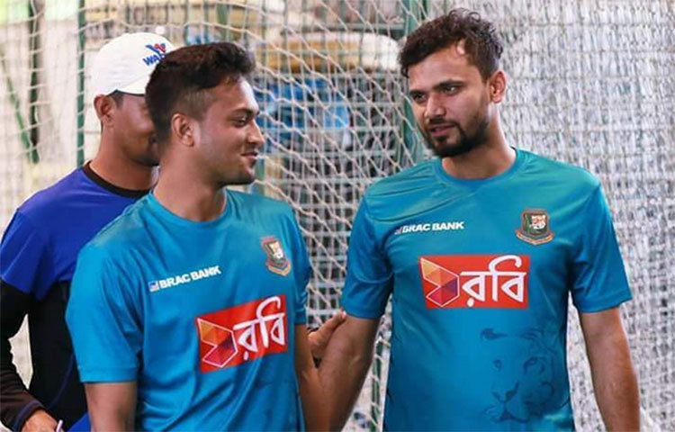 বিশ্ববিখ্যাত অলরাউন্ডার সাকিব আল হাসানের সঙ্গে আলাপনে ব্যস্ত রয়েছেন মাশরাফি।