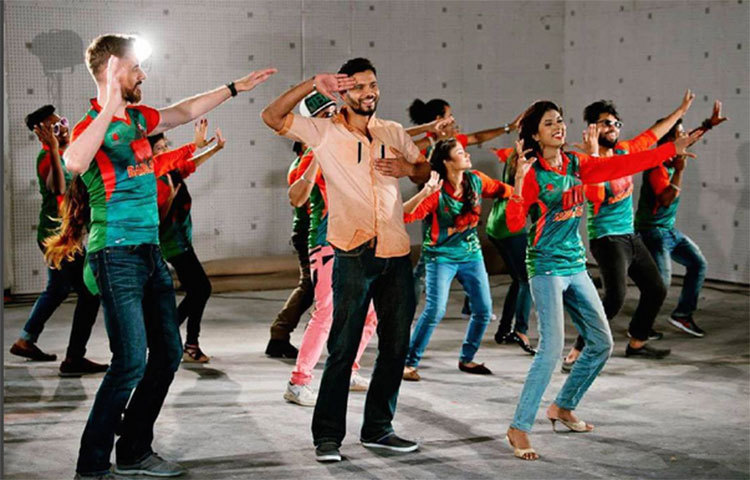 নাচে, গানে মাতোয়ারা মাশরাফি বিন মর্তুজা। তিনি ক্রিকেট খেলার পাশাপাশি বেশকিছু বিজ্ঞাপনে মডেলিংও করেছেন।