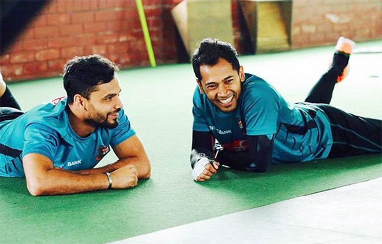 মুশফিকুর রহিমের সঙ্গে আড্ডায় মেতেছেন মাশরাফি বিন মর্তুজা। ক্রিকেট ভক্তদের কাছে তারা স্বপ্নে নায়ক।