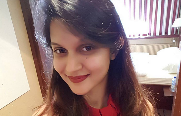 মিথিলা ও তাহসানের গান দিয়েই পরিচয়ের সূত্রপাত। তাহসান তখন ব্ল্যাক ব্যান্ডের গায়ক। এক বন্ধুর সঙ্গে তাহসানের আড্ডায় গান শুনতে যান মিথিলা। এরপর ধীরে ধীরে তাদের সম্পর্ক পরিণয়ে রূপ নেয়।