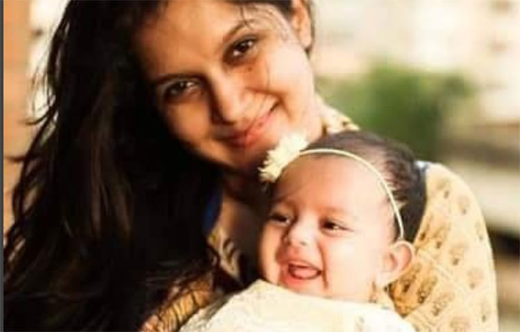 মেয়ে আইরা তাহরীম খানকে কোলে নিয়ে মিথিলা। তাহসান ও মিথিলার সাজানো সংসার ভেঙ্গে যাওয়া তাদের ভক্তরা মেনে নিতে পারছেন না।