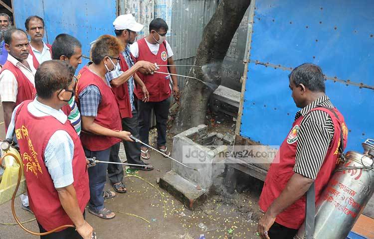 চিকুনগুনিয়া প্রতিরোধে ঢাকা উত্তর সিটি কর্পোরেশনের বনানী ও গুলশান এলাকায় মশক নিধন অভিযান চলছে। ছবি : বিপ্লব দিক্ষিৎ