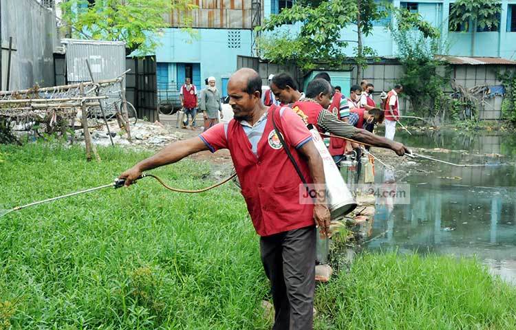 সিটি কর্পোরেশনের মশক নিধনকর্মীরা ঔষধ স্প্রে করছে। কাউন্সিলদের চাহিদার প্রেক্ষিতে কীটনাশক ও প্রয়োজনীয় লজিস্টিক বাড়ানোর হবে বলে জানা গেছে। ছবি : বিপ্লব দিক্ষিৎ