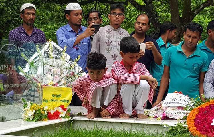 মৃত্যু দিবসে বাবাকে স্মরণ করছে প্রয়াত হুময়ূন আহমেদের দুই শিশুপুত্র নিশাদ ও নিনিত।
