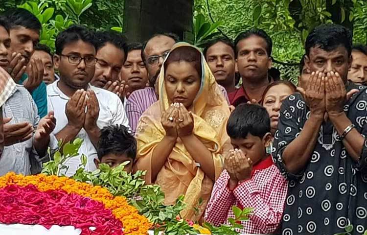 হুমায়ূন আহমেদের কবর জিয়ারত ও ফুল দিয়ে শ্রদ্ধা জানাতে বিপুলসংখ্যক দর্শনার্থী নুহাশপল্লীতে আসছেন।