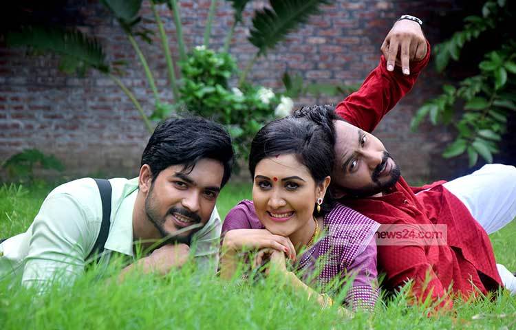 নির্মাতা ফিরোজ কবির ডলার পরিচালিত ‘অপরাজিতা’ ধারাবাহিকটি সম্প্রতি ৫০০ পর্ব প্রচার হয়েছে। তিন বন্ধুর গল্প নিয়ে এই ধারাবাহিকের গল্প গড়ে উঠেছে। ছবি : মাহবুব আলম