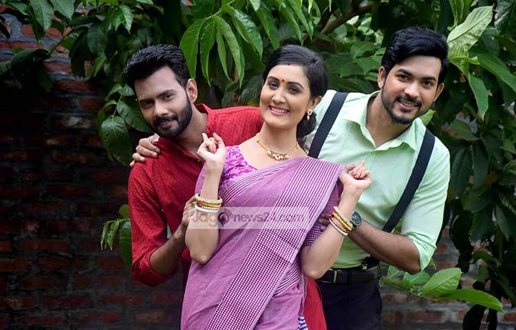 দীর্ঘদিন একসঙ্গে কাজ করছেন এই নাটকের কলাকুশলীরা। নিজেদের মধ্যে গড়ে উঠেছে চমৎকার এক সম্পর্ক। কখনও সেটা আদর্শ সহকর্মীর আবার কখনও দারুণ এক বন্ধুত্বের। ছবি : মাহবুব আলম