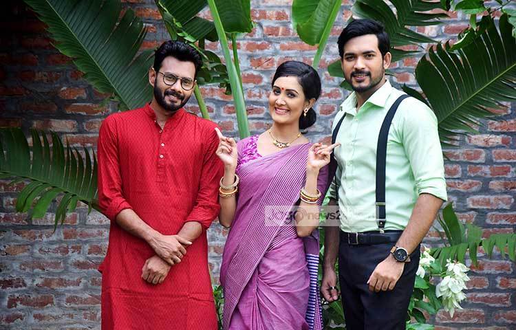 ‘অপরাজিতা’ নাটকের তিন চরিত্র প্রান্তিক, ইন্দিরা ও তাপস পর্দার বাইরে জমজমাট বন্ধুত্বের তিন নাম। তারা হলেন সুজন, নিপা ও অবাক। ছবি : মাহবুব আলম