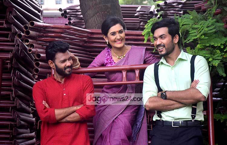 তাদের পরিচয়টা অনেক আগে থেকেই। কিন্তু কেউ জানতেন না তিন বন্ধুই দীপ্ত টিভির ধারাবাহিকে কাজ করার জন্য সিভি দিয়েছেন। পরবর্তীতে যখন ‘অপরাজিতা’র শুটিং শুরু হলো তিনজনই অবাক হলেন শুটিং সেটে একে অন্যকে দেখে। ছবি : মাহবুব আলম
