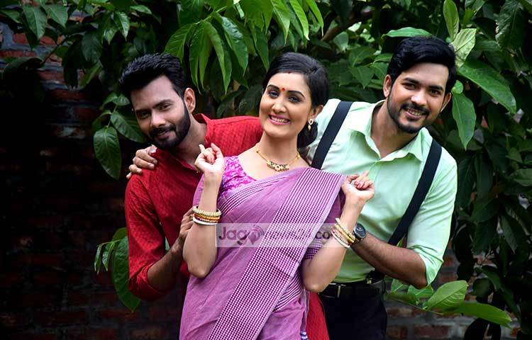 এই তিন অভিনয়শিল্পী ‘অপরাজিতা’ ধারাবাহিকে কাজ করে সবার কাছ থেকে প্রশংসা লাভ করেছেন। এখন ভালো ভালো নাটকে কাজ করে তারা দর্শকদের আনন্দ দিতে চান। ছবি : মাহবুব আলম