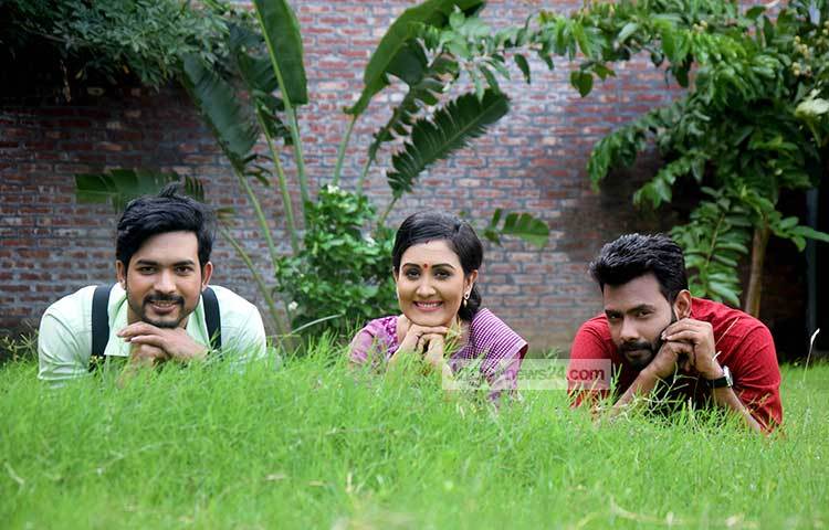 ‘অপরাজিতা’ ধারাবাহিকের তিন অভিনয়শিল্পী ফটোশুটিংয়ে অংশ নিয়েছেন। তাদের সবার চোখে শোবিজ অঙ্গন জয় করার স্বপ্ন। ছবি : মাহবুব আলম