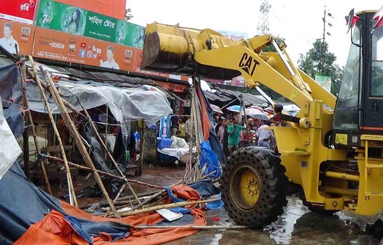 পিরোজপুর শহরে দীর্ঘ দিনের গড়ে ওঠা অবৈধ স্থাপনা সোমবার বুলডোজার দিয়ে গুড়িয়ে দেয়া হয়েছে। ছবি : হাসান মামুন