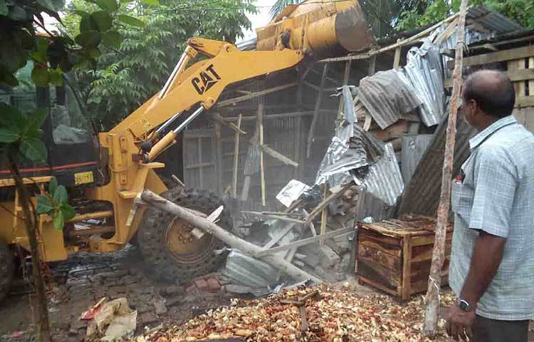 পিরোজপুর শহরের বঙ্গবন্ধু চত্বর (সিও অফিস মোড়) থেকে বলেশ্বর ব্রিজ পর্যন্ত সড়ক ও জনপথ বিভাগের সড়কের পাশে গড়ে ওঠা অন্তত সাড়ে ৪শ’ অবৈধ স্থাপনা সম্পূর্ণ উচ্ছেদ করে সওজ কর্তৃপক্ষ। ছবি : হাসান মামুন