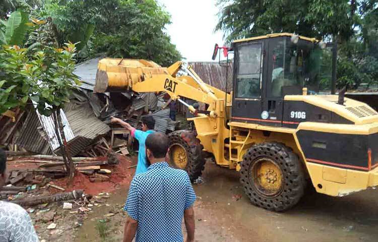 অপসারিত স্থাপনার মধ্যে সিও অফিস সংলগ্ন অস্থায়ী নতুন বাজার, ফলের দোকান, ভাঙ্গারি দোকান, মুদির দোকান, হোটেল ও ওয়ার্কশপসহ বিভিন্ন দোকানপাট এসময় গুড়িয়ে দেয়া হয়। ছবি : হাসান মামুন