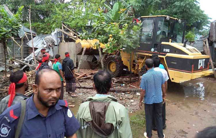 উচ্ছেদ অভিযানে খুলনা সওজের নির্বাহী ম্যাজিস্ট্রেট মো. শরিফুল ইসলাম, জেলা সওজের নির্বাহী প্রকৌশলী মো. নজরুল ইসলামসহ সংশ্লিষ্ট বিভাগের লোকজন উপস্থিত ছিলেন। ছবি : হাসান মামুন