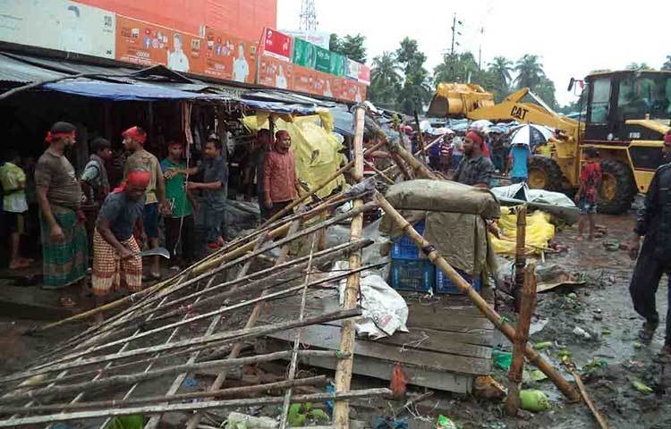 উচ্ছেদ অভিযান পরিচালনার পূর্বে সার্ভেয়ারের মাধ্যমে সড়ক ও জনপথ অধিদপ্তর এর জমির সীমানা নির্ধারণ করে লাল দাগ দিয়ে চিহ্নিত করা হয় এবং প্রায় এক সপ্তাহ যাবত উক্ত এলাকায় উচ্ছেদের বিষয়ে মাইকিং করা হয়। ছবি : হাসান মামুন