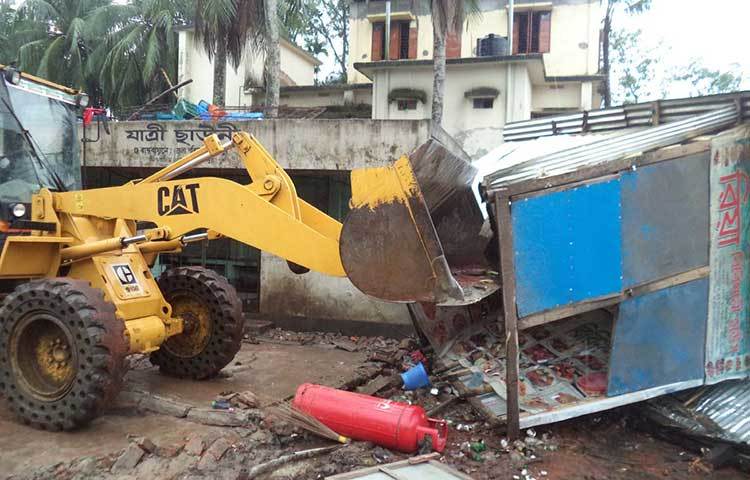 পিরোজপুরের অবৈধ উচ্ছেদ অভিজান শান্তিপূর্ণভাবে সম্পন্ন হয়েছে। ছবি : হাসান মামুন