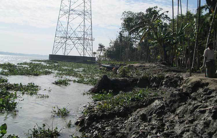 ঢেউয়ের আঘাতে ভেঙ্গে যাচ্ছে পিরোজপুরের কঁচা, বলেশ্বর, সন্ধ্যা ও কালিগঙ্গা নদীর পাড়। ছবি : হাসান মামুন