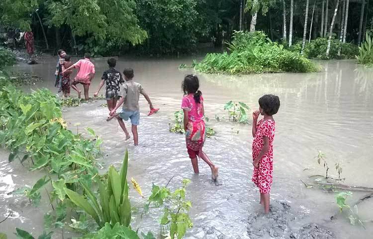 রাস্তাঘাট পানিতে তলিয়ে যাওয়ায় বিশেষ করে শিশুরা অসুবিধার মুখে পড়েছে। তাদের স্বাভাবিক চলাফেরা ব্যাহাত হচ্ছে। ছবি : হাসান মামুন
