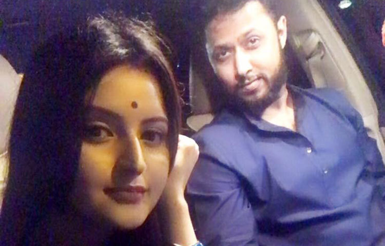 পরীমনি তার ফেসবুকে ‘তুমিইতো’ ক্যাপশন দিয়ে প্রেমিকের সঙ্গে অন্তরঙ্গ ছবি প্রকাশ করেছেন।