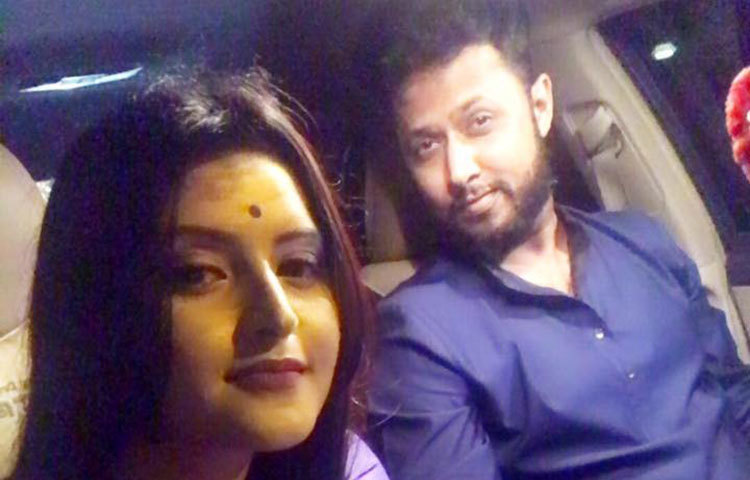 পরীর এ প্রেমিকের নাম তামিম হাসান। তিনি একজন সংবাদকর্মী। সেই সঙ্গে একটি বেসরকারি রেডিওতে অনুষ্ঠান সঞ্চালনা করে ‘লাভগুরু’ নামেও পরিচিত লাভ করেছেন।