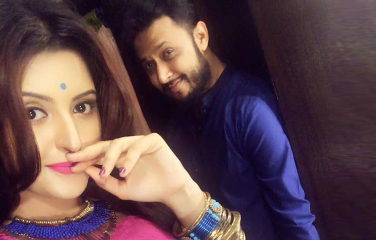 প্রেমিকের সঙ্গে সেলফিবন্দি হয়েছেন পরীমনি। চলচ্চিত্র সংশ্লিষ্টরা ধারণা করছেন, তামিম ও পরীমনি ১২ জুলাই সম্পর্কের এক বছর পার করেছেন।