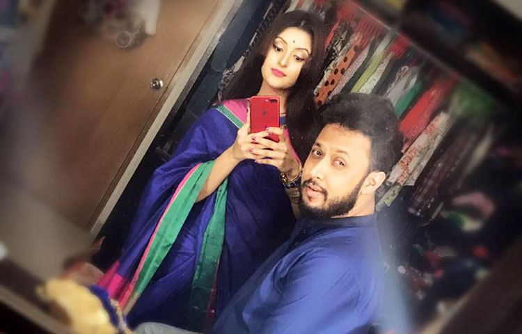 পরীমনি তার ফেসবুকে ছবি পোস্ট করার পর তার ভক্ত ও অনুসারীরা রসালো কমেন্টস করেন।