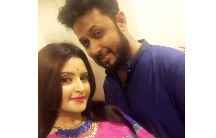 প্রেমিকের সঙ্গে পরীমনির এ ছবি দেখে কমেন্টস করেছেন লিটন নামে একজন লিখেছেন ‘এই ভালোবাসা কতোদিন থাকবে?’।