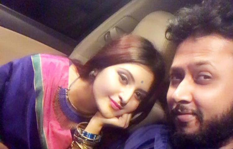 পরীমনি বিভিন্ন সময় ফেসবুকে বিভিন্ন ধরনের ছবি পোস্ট করে আলোচনায় এসেছেন। সবশেষ আলোচিত হয়েছেন এই ছবি পোস্ট করে।