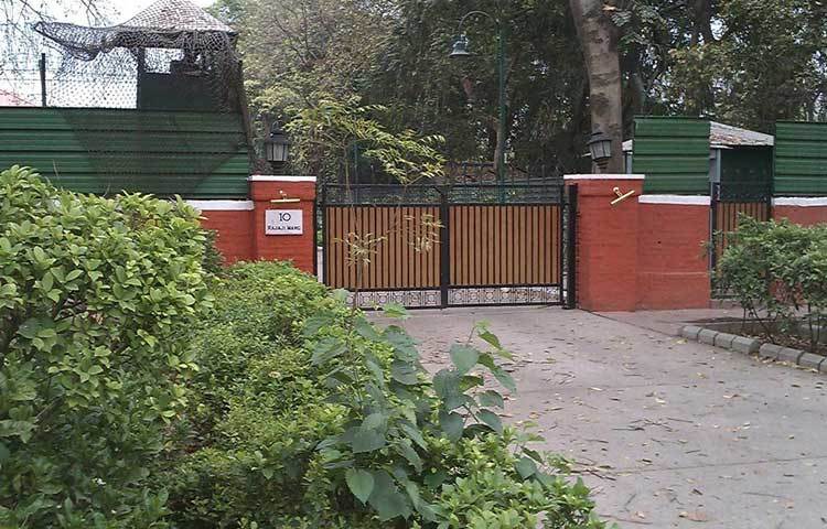 ভারতের সদ্য বিদায়ী রাষ্ট্রপতি প্রণব মুখার্জি যে বাড়িতে এখন বাস করবেন সেই বাড়ির গেট।