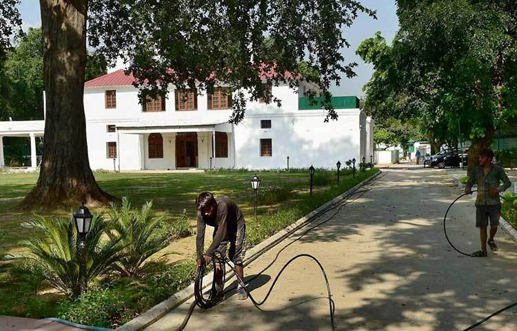 এখনো প্রণব মুখার্জির বাস ভবনের সংস্কারের কাজ চলছে। পরিপাটি করে সাজানো এ বাস ভবনটি।