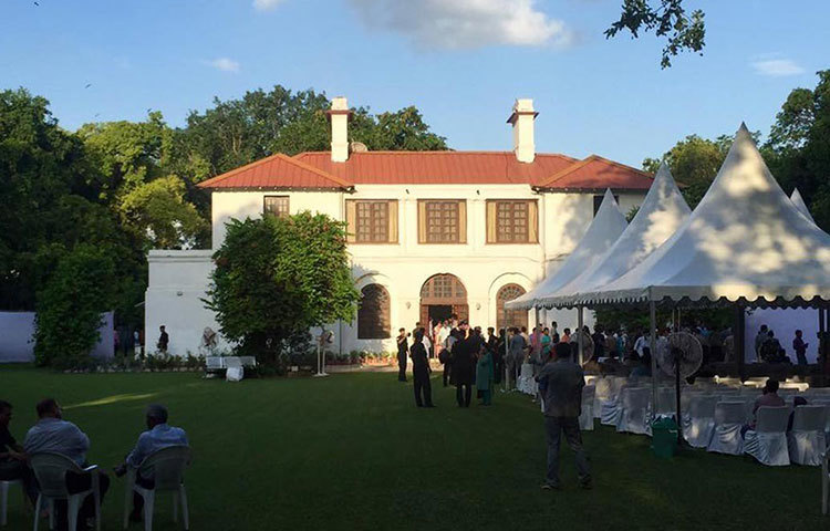 সবুজে সবুজে সাজানো প্রণব মুখার্জির নতুন বাস ভবনের লন। জানাগেছে, তার এই অবসর সময়ে আত্মজীবনী খিলবেন।