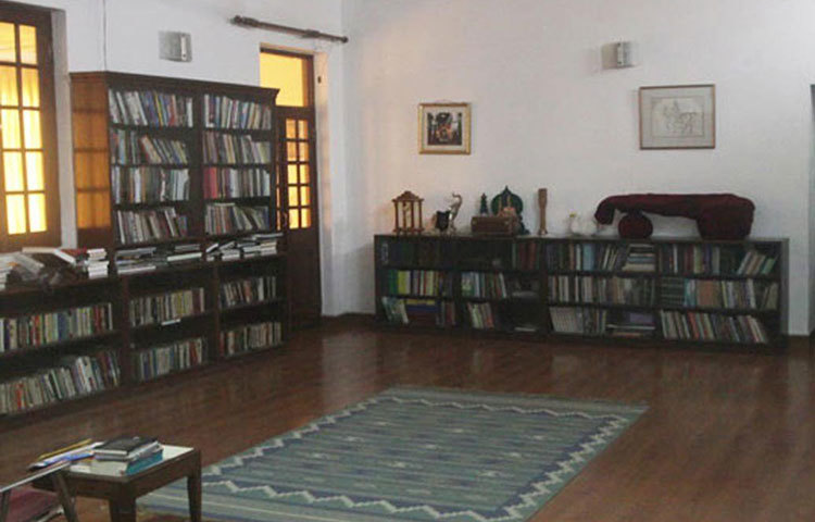 কাঠের আসবাবে মোড়া সুসজ্জিত পড়ার রুম। এখানে বসে তিনি বিভিন্ন বই পড়বেন ও লেখালেখি কাজ করবেন।