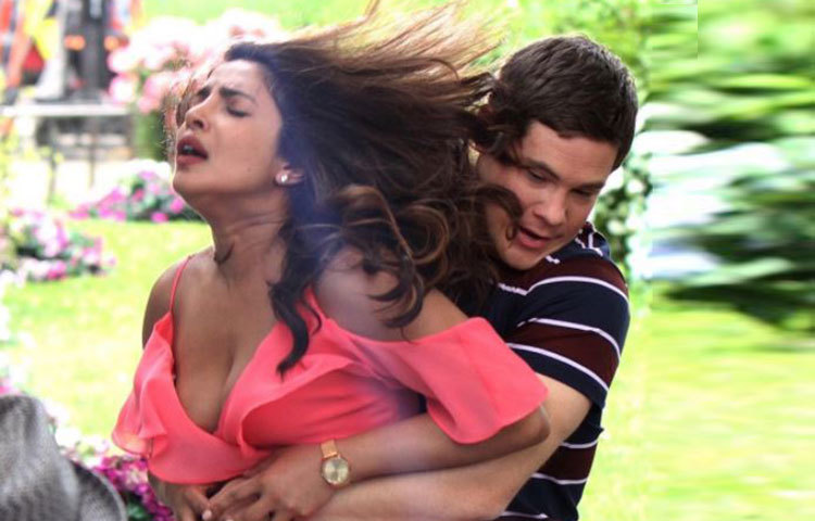 শুটিংয়ের সময় ক্যামেরাবন্দি প্রিয়াঙ্কা। জানা গেছে প্রিয়াঙ্কা চলতি বছরের শেষ নাগাদ হলিউডে প্রযোজনা শুরু করবেন।