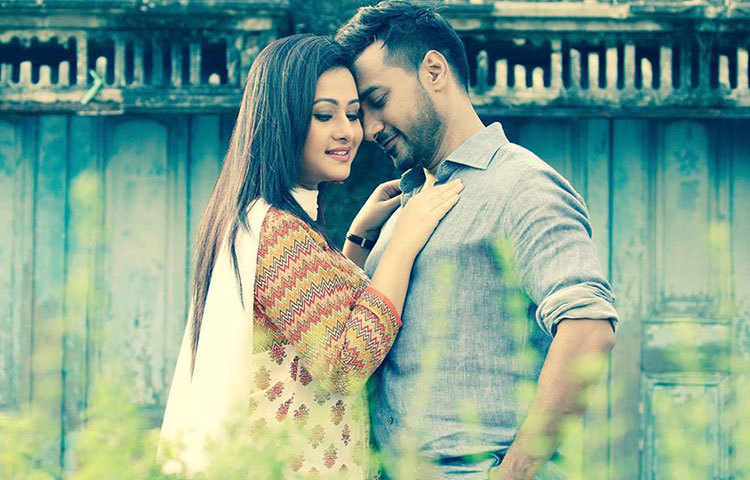 ‘অন্ধজনে অন্ধক্ষণে’ নাটকের গল্প এক অন্ধ প্রেমিক জুটিকে নিয়ে। আর এই প্রেমিক জুটির চরিত্রে অভিনয় করেনে সজল-পূর্ণিমা।