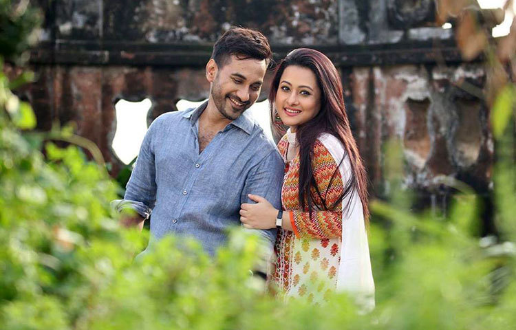 ‘অন্ধজনে অন্ধক্ষণে’ নাটকে নাজমুল চরিত্রে দেখা যাবে অভিনেতা আবদুন নূর সজলকে, আর পরী চরিত্রে দেখা যাবে জনপ্রিয় অভিনেত্রী পূর্ণিমাকে।