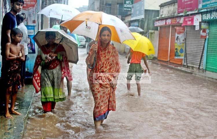 রাস্তা পানিতে ডুবে যাওয়ায় নারী ও শিশুরা বিপাকে পড়েছে। তাদের প্রত্যাহিক কাজকর্মে ব্যাঘাত ঘটছে। রাজধানীর রামপুরা ঝিলকানন এলাকা থেকে এ দৃশ্য ধারণ করা হয়েছে। ছবি : বিপ্লব দিক্ষিৎ