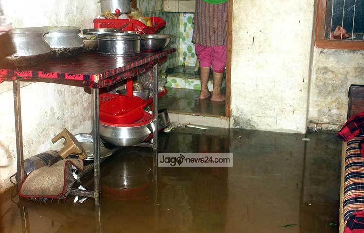 রামপুরার ঝিলকানন এলাকার অনেক বাসা বাড়িতে এভাবে পানি উঠে গেছে। বিপাকে পড়েছেন গৃহিণীরা। ছবি : বিপ্লব দিক্ষিৎ