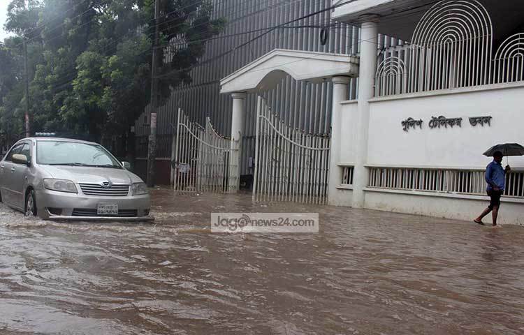 ঢাকার পুলিশ লাইনের সামনের রাস্তা ডুবে গেছে। নদীর স্রোতের মত পানি বয়ে যাচ্ছে। ছবি : বিপ্লব দিক্ষিৎ