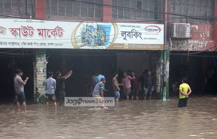 ইনার সার্কুলার রোড পানিতে টইটম্বুর। এখানের দোকানদাররা অসল সময় না কাটিয়ে এই পানিতে নেমে সেলফি তুলছেন। ছবি : বিপ্লব দিক্ষিৎ
