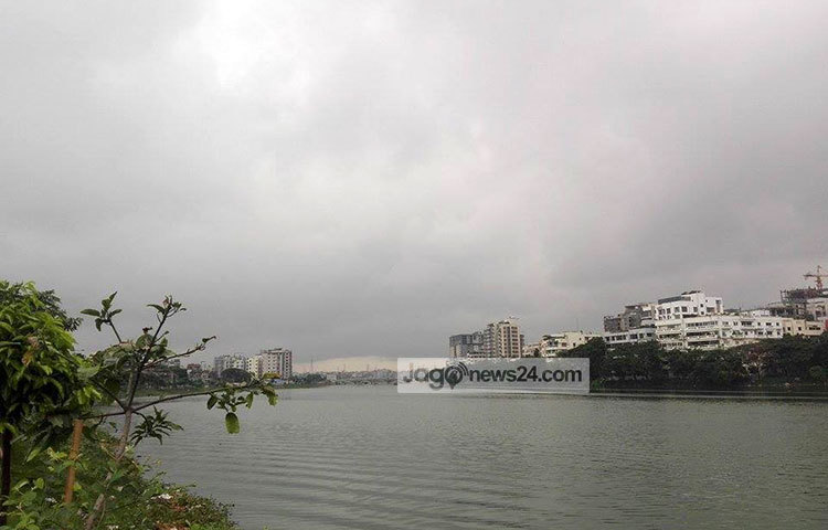 ‘শ্রাবণের মেঘগুলো জরো হলো আকাশে’ এমন কালো মেঘ দেখলো এ গানের কথা মনে পড়ে যায়। রাজধানীর হাতিরঝিল থেকে এ ছবি তুলেছেন আবু সালেহ সায়াদাত।