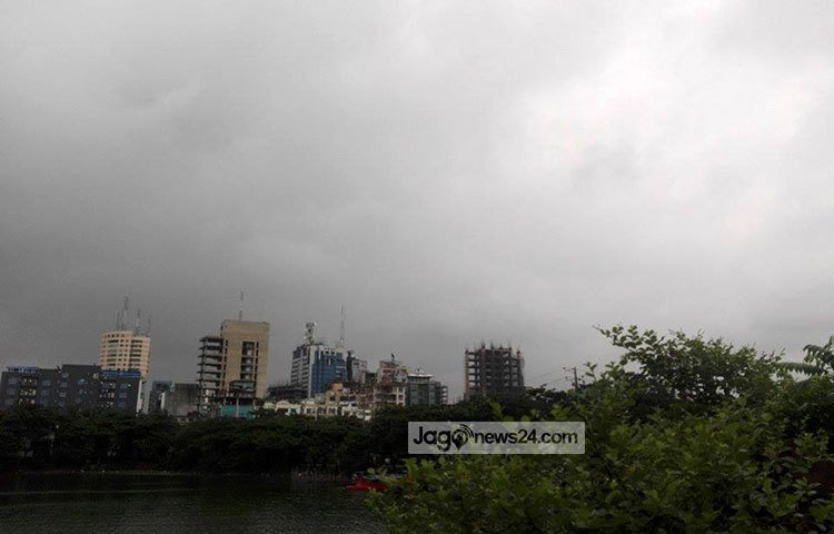 মেঘময় আকাশের নিচে শান্ত পরিবেশ। বাংলা সাহিত্যের প্রায় সব কবি-সাহিত্যিকরাই শ্রাবণ নিয়ে লিখেছেন। নন্দিত কথা সাহিত্যিক ও নির্মাতা প্রয়াত হুমায়ূন আহমেদ ‘শ্রাবণ মেঘের দিন’ নামের একটি চলচ্চিত্র নির্মাণ করেন। ছবি : আবু সালেহ সায়াদাত